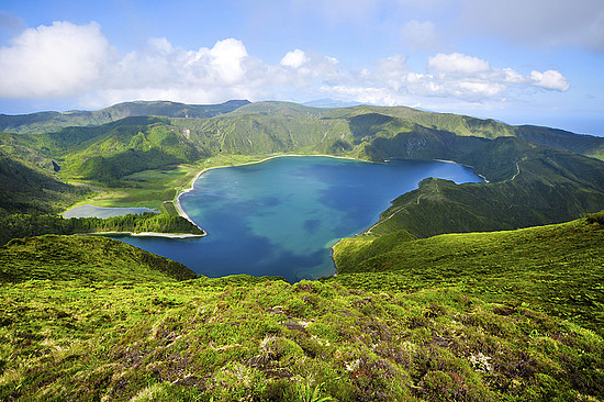 Die Azoren sind berühmt für ihre erstaunlichen Kraterseen. © mgokalp / iStock / Getty Images