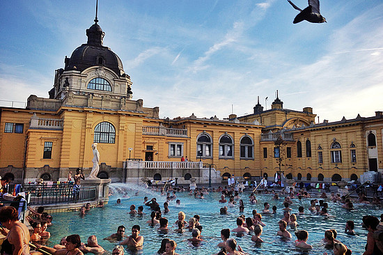 Die Swimmbäder in Budapest werden bei den kleinen Besuchern für Aufruhr sorgen. © Li Kim Goh / Moment Mobile / Getty Images