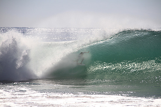 Ein Surfer auf Peniches berühmter "Supertubos"-Welle. © Francisco Caravana / iStock / Getty Images