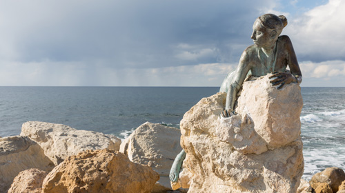 Die Statue ‚Sol Alter‘ von Yiota Ioannidou am Strand von Paphos © Mark Godden / Shutterstock