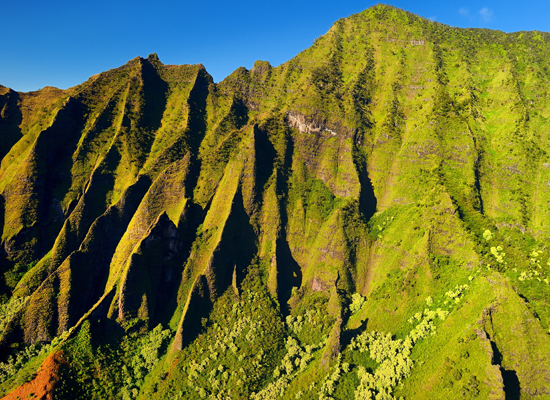 Eine Luftaufnahme der Na Pali Küste, Kauai, Hawaii. © MNStudio / Shutterstock