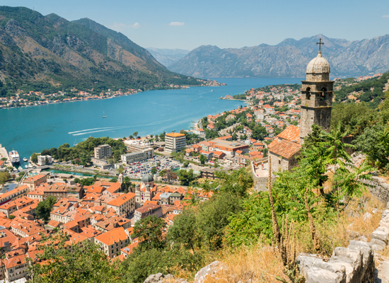 Die atemberaubende Lage von Kotor, Montenegro. © Gilmanshin / Shutterstock