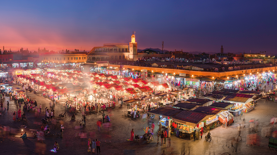 In Marokko ist ständig was los - und nirgendwo mehr als am Hauptplatz von Marrakesch, dem Djemaa el-Fna.