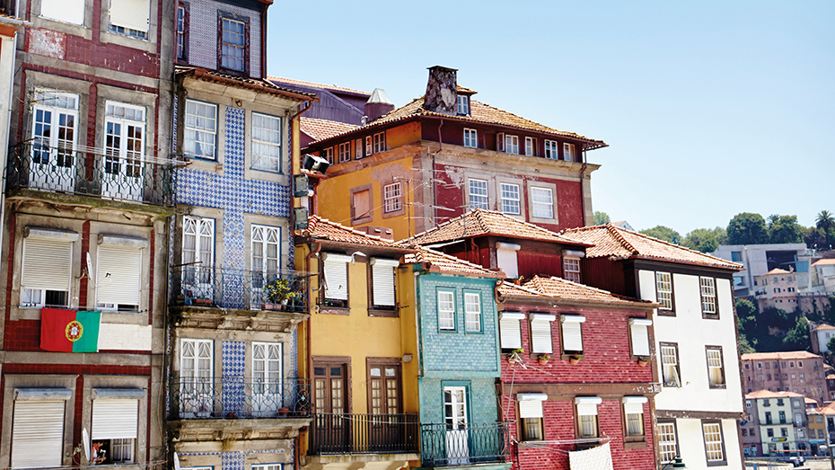 Häuser mit der traditionell gefliesten Fassade am Ufer des Flusses Porto.