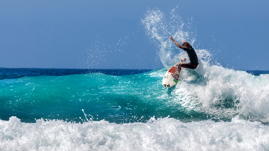 Ein Surfer nutzt die guten Wellen im entspannten Baja California © Javier Garcia / Shutterstock