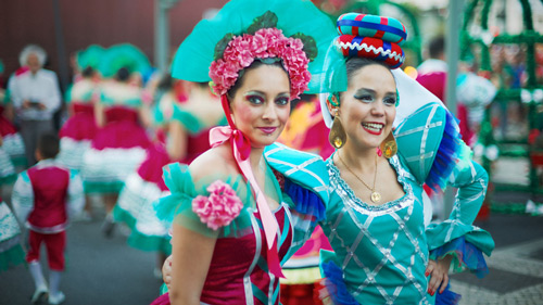 Zwei Frauen in historischen Kostümen bei der Parade in Lissabon - (Foto: ©zulufriend/iStock.com)