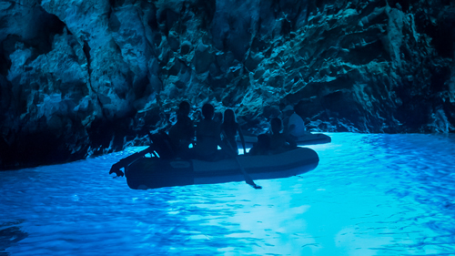 Touristen in der blauen Grotte auf Bisevo  - (Foto: ©paul prescott/Shutterstock Royalty Free)