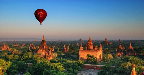 Ein Heißluftballon über der "Stadt der Tempel" in Bagan - (Foto: ©Yuda Okto/BEAUTIFUL WORLD COLLECTION)