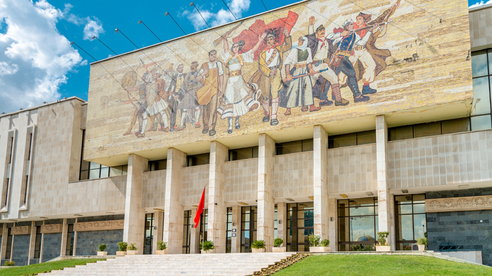 Das Äußere des Nationalen Geschichtsmuseum in Tirana - (Foto: ©Mlenny/Getty Images)