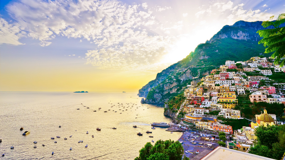 Der Blick auf Positano und die Amalfiküste bei wunderbarem Licht - (Foto: ©Javen/Shutterstock)