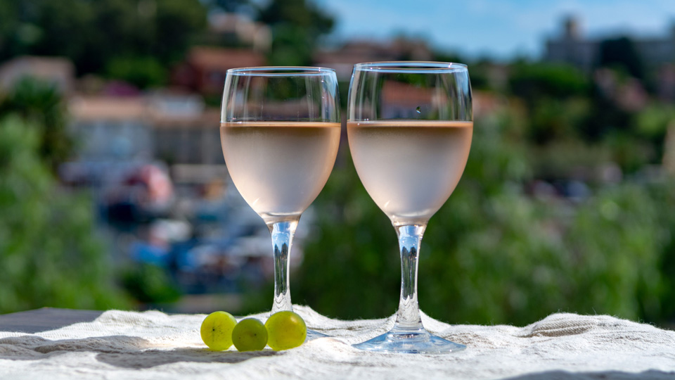 Verführerischer Tropfen: Ein Glas Wein aus der Region - (Foto: ©barmalini/Shutterstock)