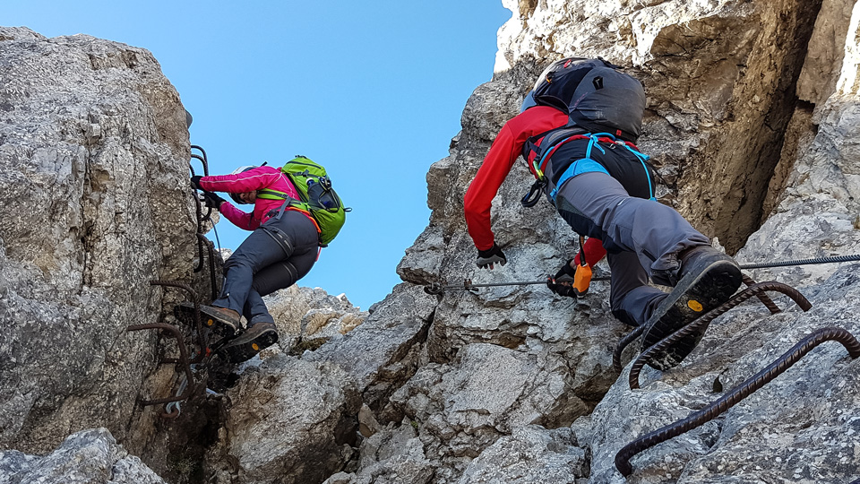 Die Herausforderungen an Klettersteigen werden später mit einer Traumaussicht belohnt - (Foto: ©German Globetrotter/Shutterstock.com)
