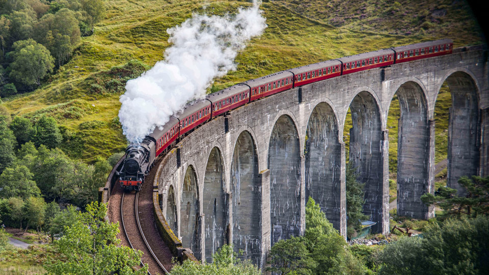 Beeindruckend: das Glenfinnan-Eisenbahnviadukt auf der West Highland Line in Schottland - (Foto: ©evenfh/Shutterstock)