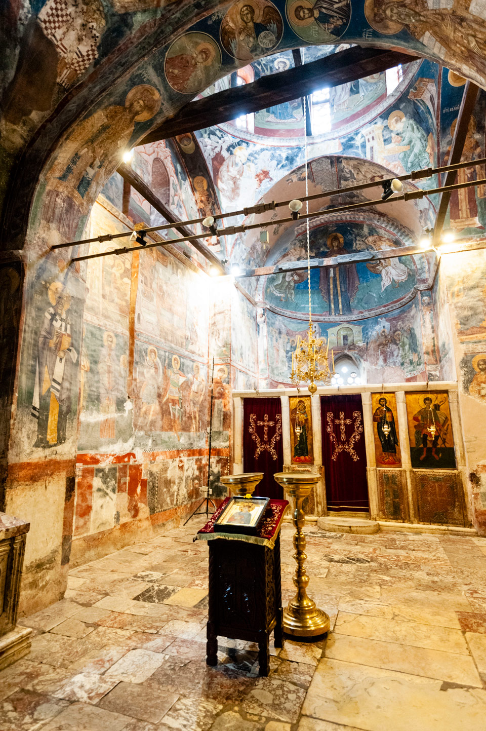 Fresken bedecken die Kapelle im Patriarchalischen Kloster von Peć (Peja auf Albanisch), die aus dem 13. Jahrhundert stammt - (Foto: © Justin Foulkes / Lonely Planet)