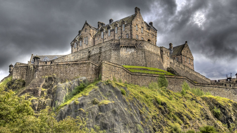 Der graue Himmel trägt zur gruseligen Atmosphäre des Edinburgh Castle bei - (Foto: ©jan kranendonk/Shutterstock)