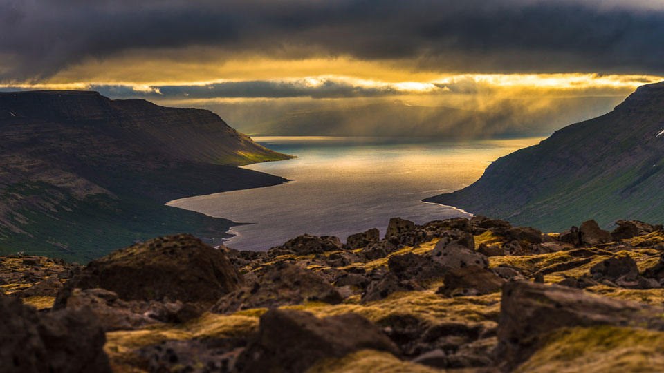 Magische Sonnenuntergänge über den Westfjorden - (Foto: © Chalermkiat Seedokmai / Getty Images)