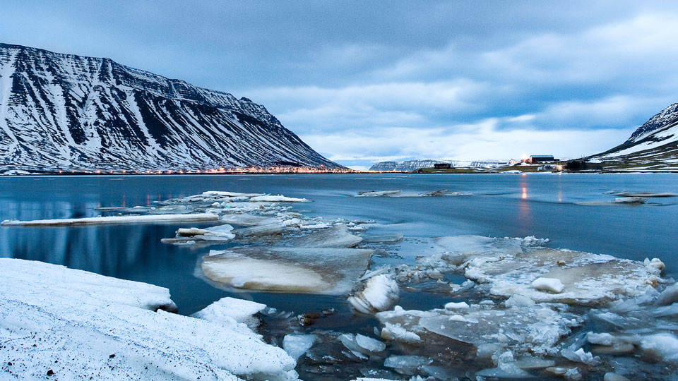 Ein stiller Winternachmittag über den Westfjorden - (Foto: © Baldur Pan Photography / Getty Images)
