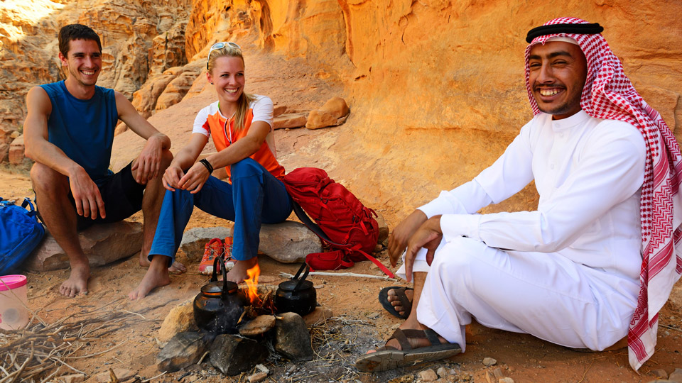 Bei den Begegnungen mit Einheimischen kannst du am meisten über die Geschichte und Kultur Jordaniens erfahren - sie sind großartige Erzähler - (Foto: © Norbert Eisele-Hein / Getty Images)