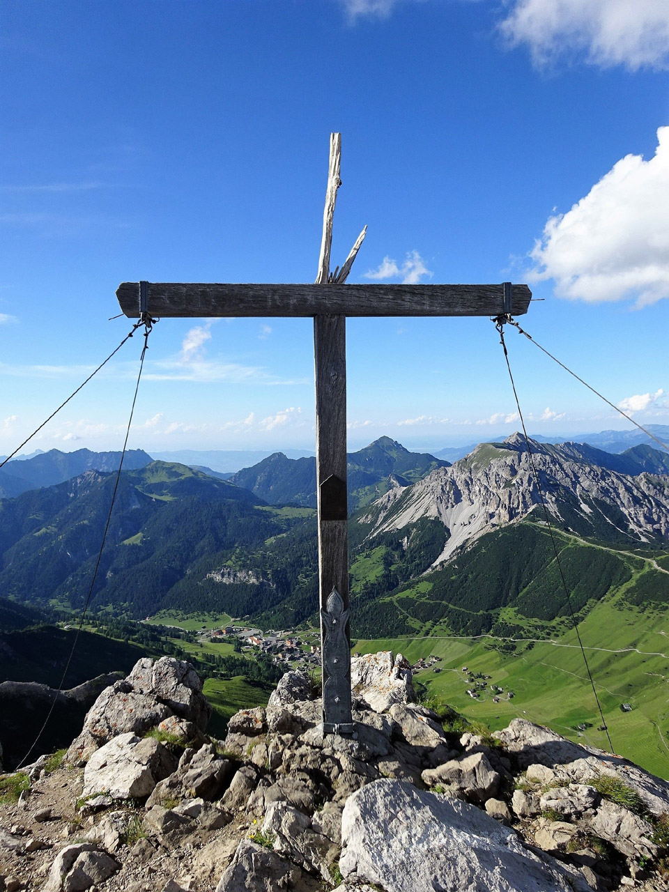 Vom Augstenberg schweift der Blick weit in die Alpen - (Foto: ©starfishDeluxe/Shutterstock)