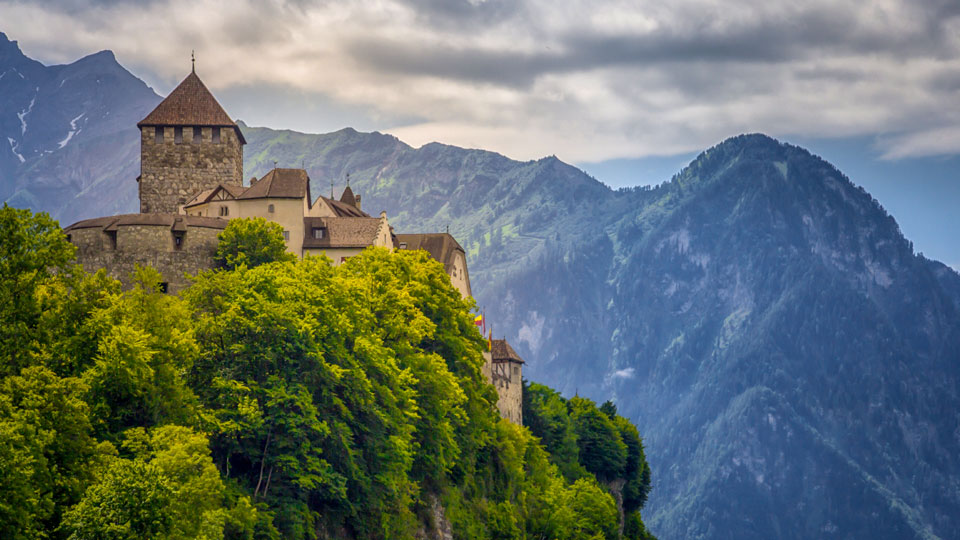 Die kleine liechtensteinische Hauptstadt wird vom Schloss Vaduz aus dem 12. Jahrhundert überragt - (Foto: © stifos/Shutterstock)