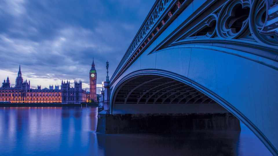 Blick über die Westminster Bridge zu den Houses of Parliament - (Foto: © Julian Love/Lonely Planet)