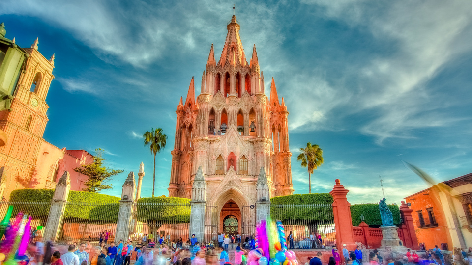 Die Kathedrale Guanajuato San Miguel de Allende in San Miguel de Allende ist UNESCO Welterbe - (Foto: ©Visuals by André Araiz/Getty Images)