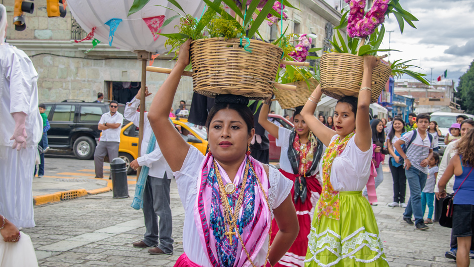 Wer sich durch Oaxaca treiben lässt, sollte unbedingt einmal Mezcal trinken und Mole probieren. - (Foto: ©diegograndi/Istock.com)