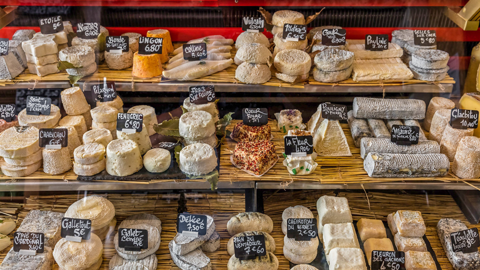 Große Auswahl an verschiedenen französischen und italienischen Käsesorten an der Theke eines kleinen Ladens am Marche d'Aligre - (Foto: ©Premier Photo/Shutterstock)