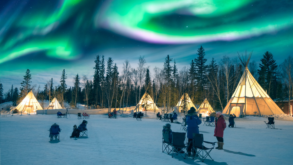 Auroras über Tipis in Yellowknife - (Foto: @Phung Chung Chyang/ Shutterstock Royalty Free)