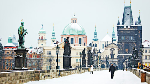 Die Karlsbrücke im Winter - (Foto: ©MARK READ/LP TRAVELLER MAGAZINE COLLECTION)