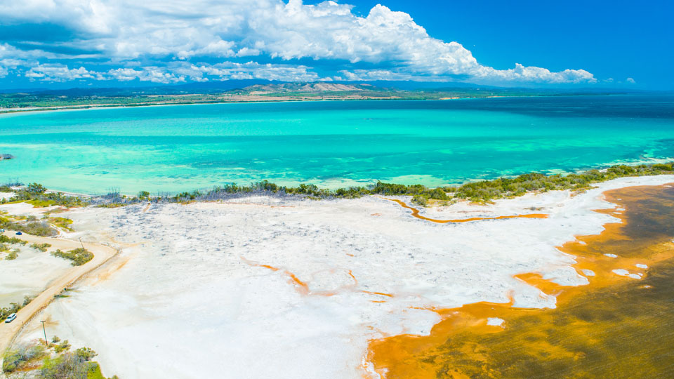 Am malerischen Playa Sucia im Süden von Puerto Rico ist das Wasser unfassbar klar - (Foto:  © Mia2you / Shutterstock)