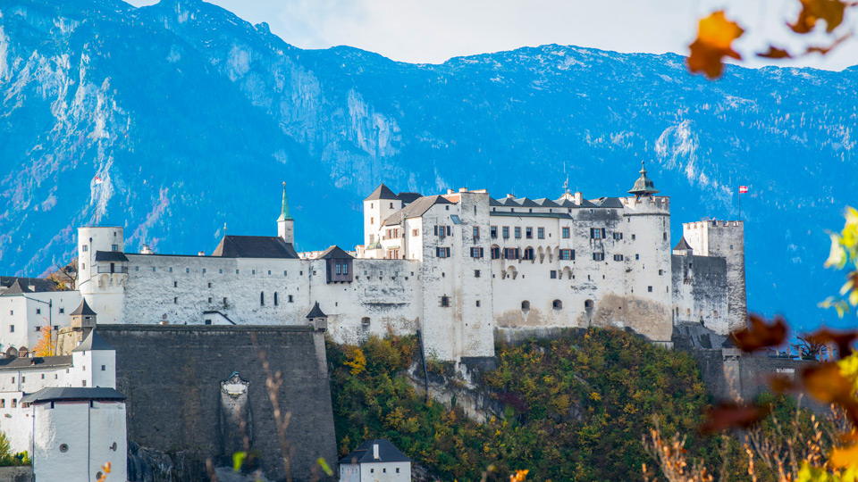 Salzburgs Kulisse ist vom Fluss, der Festung, den zahlreichen Kuppeln und den umliegenden Bergen geprägt - (Foto:©TheYok/Istock.com)