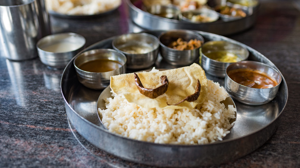 Mahlzeiten in Sri Lanka werden oft auf einem Tablett im indischen Stil serviert - (Foto: © Malcolm P Chapman/Getty Images)