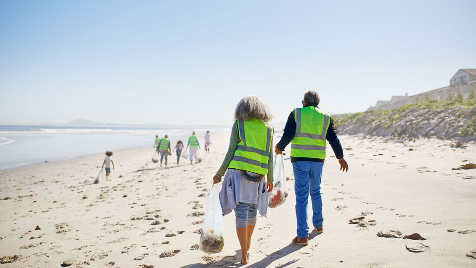 Warum nicht einen Strandtag in Kapstadt als Umweltschützer verbringen und Müll sammeln helfen? – (Foto: © Caiaimage / Trevor Adeiline / Getty Images)