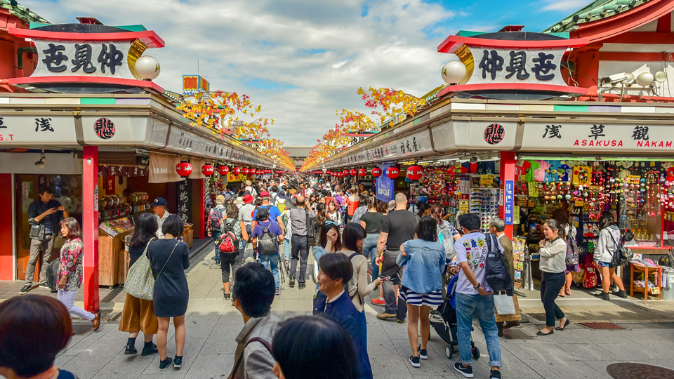 Die lebendige Nakamise-dōri in Asakusa ist perfekt, um Souvenirs und Geschenke einzukaufen - (Foto: ©Happy Together/Shutterstock)