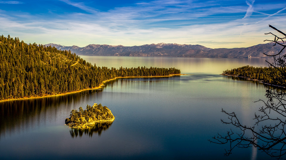 Morgendämmerung bricht an über der Emerald Bay, Lake Tahoe, südlich von Reno - (Foto: ©Zhiqin Zhu/Shutterstock)