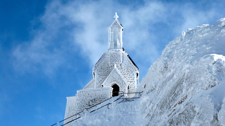 Im tiefen Winter ist die Wendelsteinkirche fest in der Hand der Schneekönigin - (Foto: ©HGU Foto / Shutterstock)