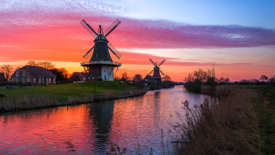 Die berühmten Zwillingsmühlen von Greetsiel in Ostfriesland bei Sonnenaufgang - (Foto:  ©rphstock / Shutterstock)