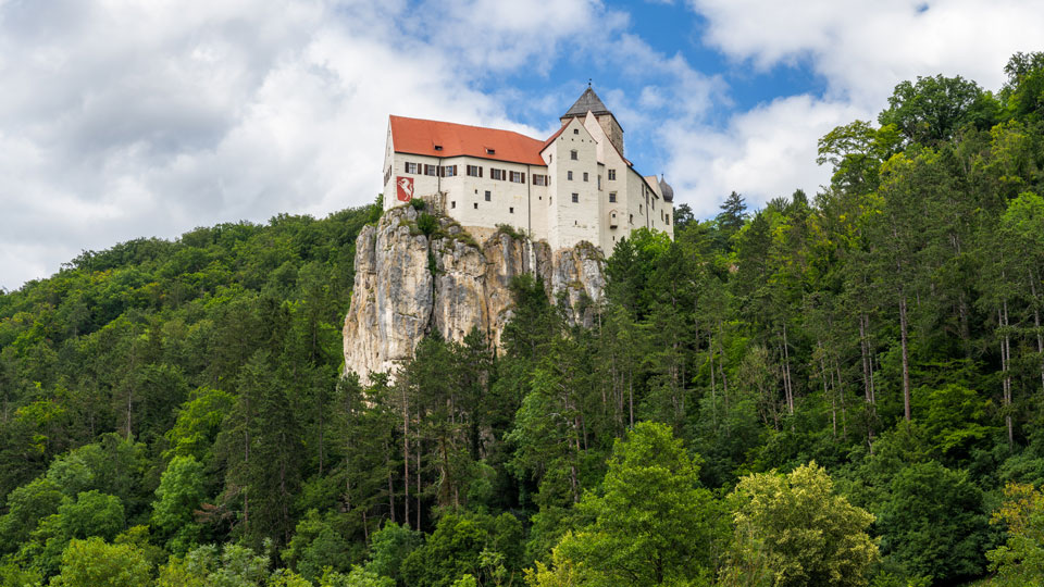 Auf einem senkrechten Felsen thront Burg Prunn hoch über dem Tal der Altmühl nahe Riedenburg - (Foto: manfredxy / Shutterstock)