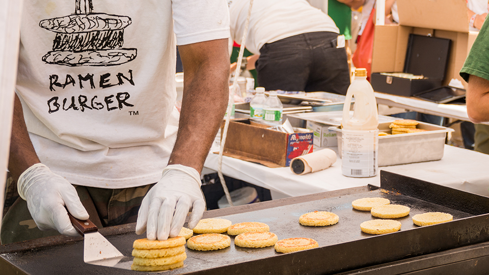 Ramen-Burger auf dem Open-Air-Lebensmittelmarkt Smorgasburg, ©Pri Ma/Shutterstock