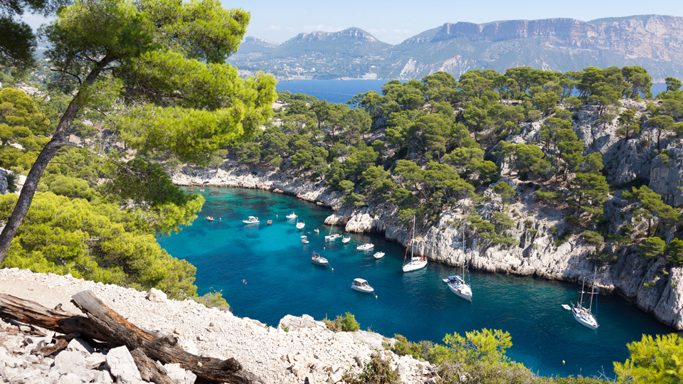 Die wunderschöne Küste der Provence bezaubert mit verträumten Buchten, den sogenannten "calanques" © sam74100 / Getty Images