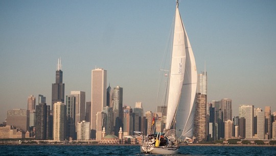 Das Boot „Paulinchen“ vor Chicagos Skyline © Hinnerk Weiler