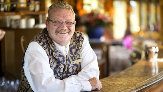 Butler Frits van Helden an der Bar © Michael Heffernan