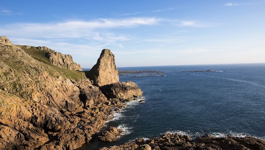 Le Pinâcle ist Wahrzeichen und Ausgrabungsstätte an Jerseys Ku?ste © Michael Heffernan