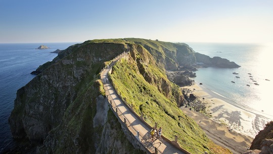 Die schmale Landbru?cke La Coupée verbindet Big Sark und Little Sark © Michael Heffernan