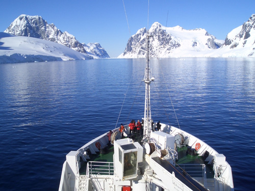 Russisches Expeditionsschiff in der Antarktis