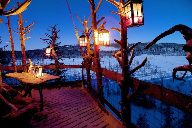 Kerzenlicht im Wildnis-Baumhaus © PR