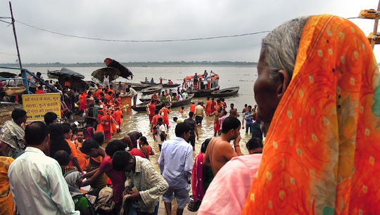 Am Ganges feiern Hindus die traditionelle Puja-Zeremonie © Maurice und Nadine Höne