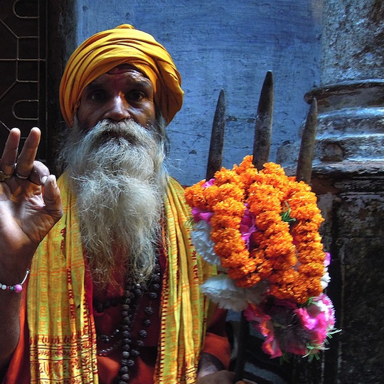 In den Straßen von Varanasi grüßt dieser farbenfrohe Priester © Maurice und Nadine Höne