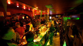 Die Theke des Raeng Taeng Taeng in Freiburg